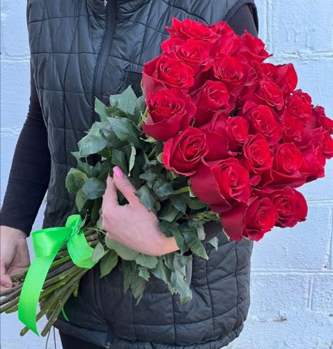 "Севилья"- букет из красных роз с доставкой по городу по Ладожской